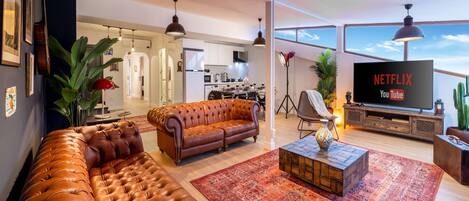 Panoramic-Apartment, Mehrere Betten, Meerblick | Wohnbereich | 50-Zoll-LED-Fernseher mit Satellitenempfang, Fernseher, Netflix