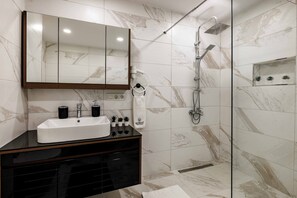 Superior Condo | Bathroom | Shower, hydromassage showerhead, hair dryer, slippers - Monnas Suite (Istanbul)
