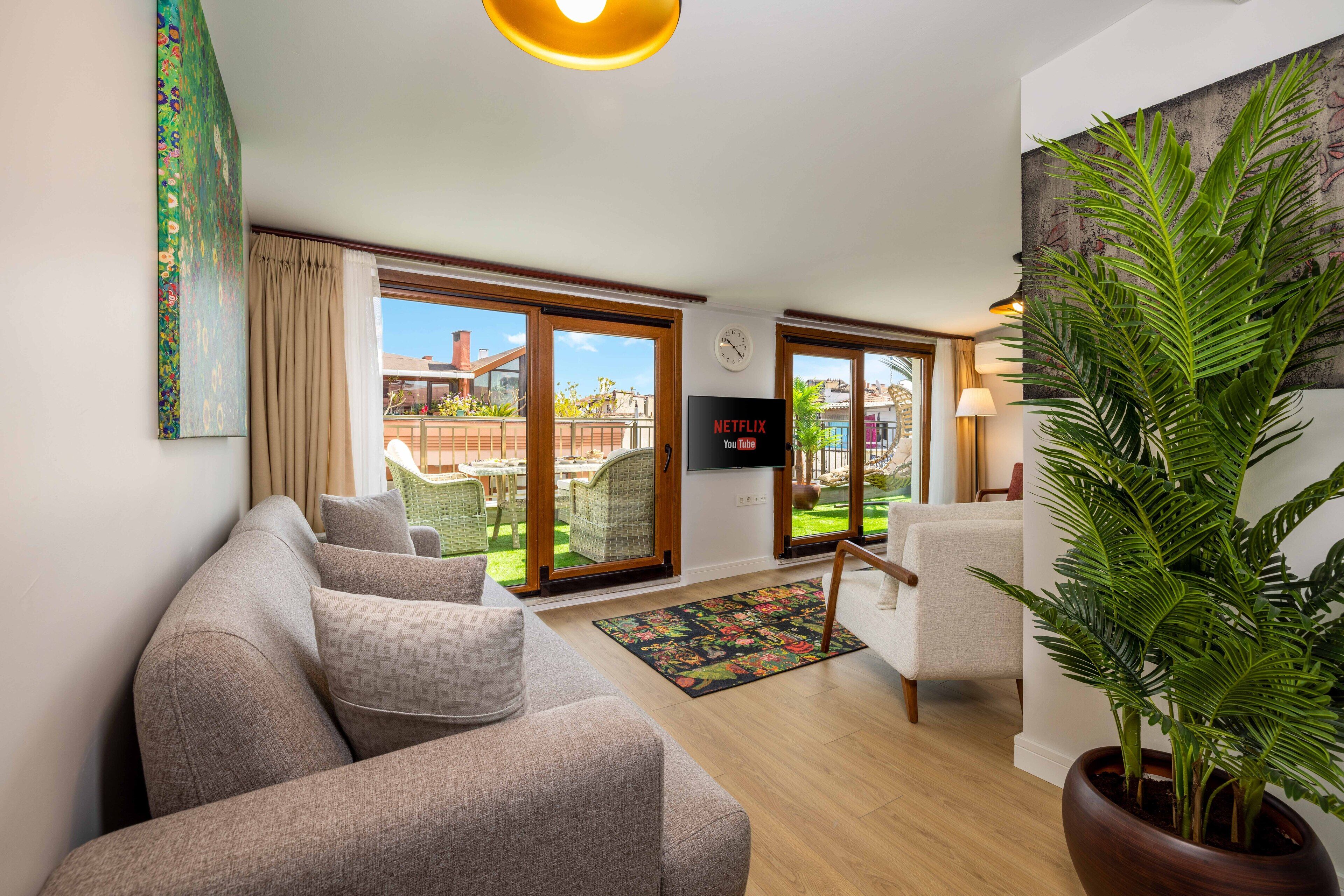 Grand Room, Multiple Beds, City View | Bathroom | Shower, hydromassage showerhead, hair dryer, slippers