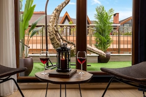 Grand Room, Multiple Beds, City View | Living area