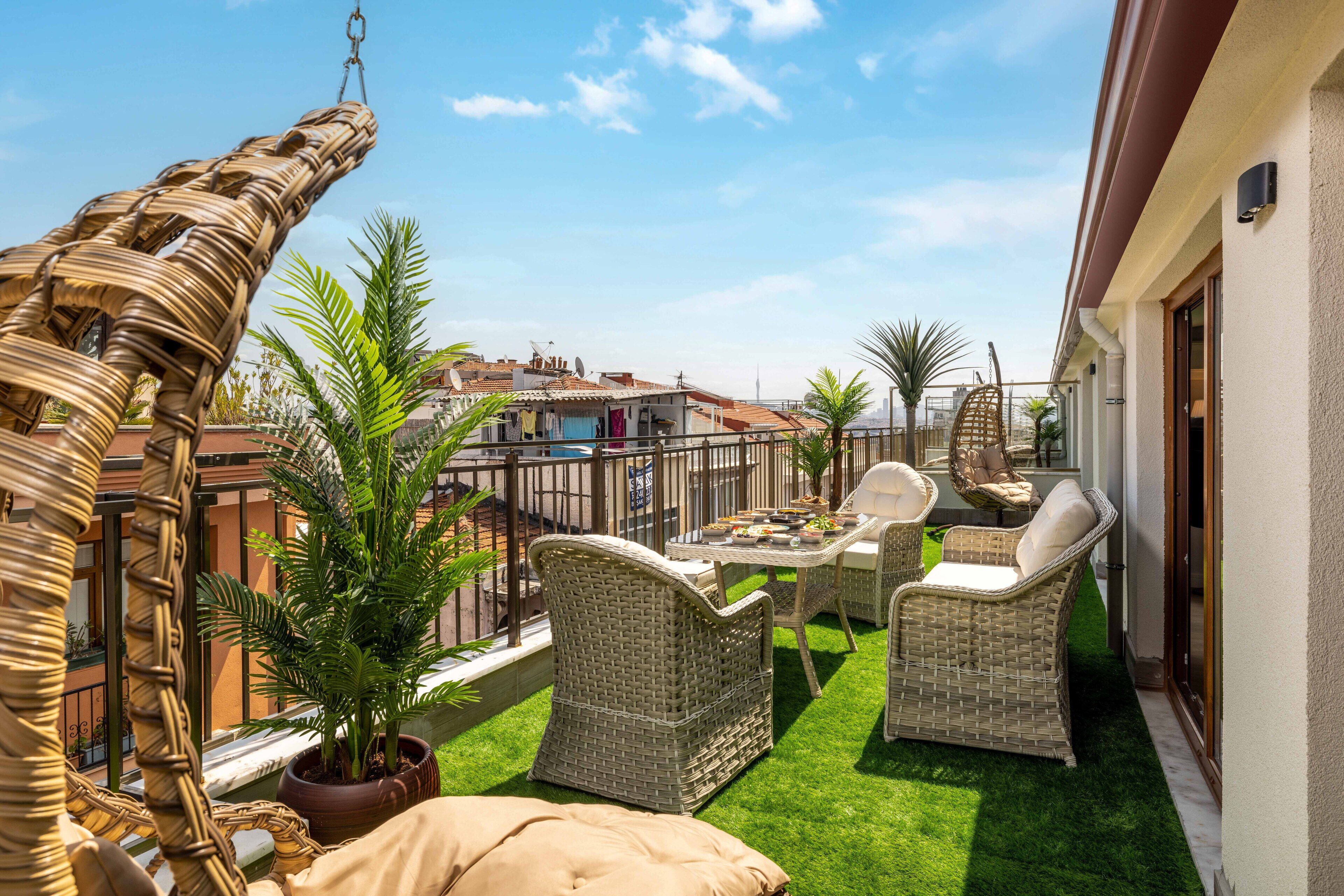 Grand kamer, meerdere bedden, uitzicht op stad | Terras