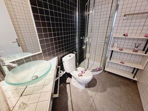 Dusche, Haartrockner, Handtücher