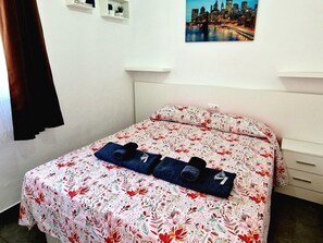 1 habitación, tabla de planchar con plancha, internet y ropa de cama 