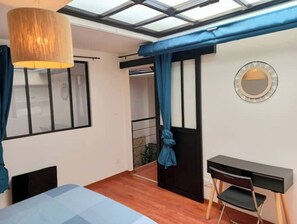 4 habitaciones, tabla de planchar con plancha y cuna de viaje
