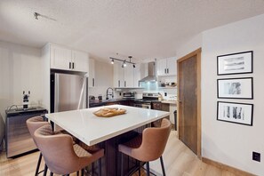 Réfrigérateur, four à micro-ondes, un four, surface de cuisson