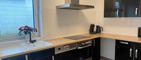 Geladeira, micro-ondas, fogão, cooktop