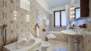 Monolocale Standard, vista montagna (Il Nido di Elda (few steps from) | Bagno | Combinazione doccia/vasca, asciugacapelli, bidet, asciugamani