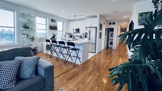 Un apartamento moderno con cocina, comedor y sala de estar.