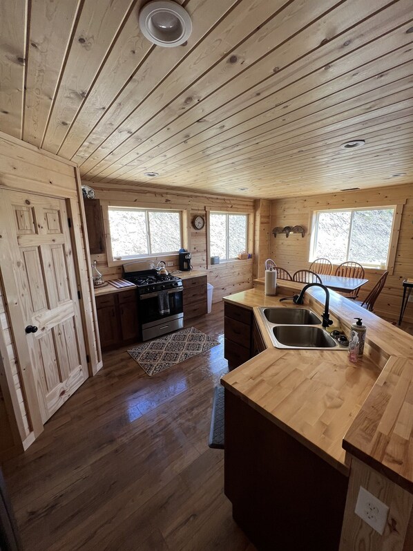 Fridge, microwave, oven, stovetop - The Woolybugger Barn (Cameron)