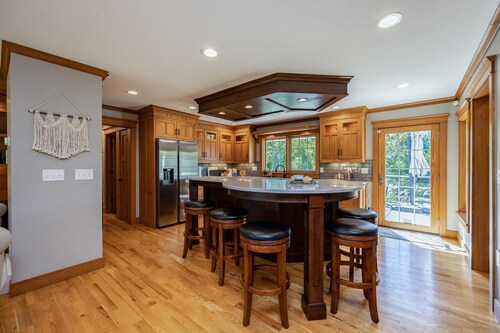 Romantic cheerful home close to many attractions