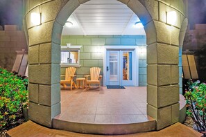 Exterior detail - Castle Guesthouse: Cozy Guest Cottage w/ Private Pool and Deck with Ocean Views! (Gun Bay)