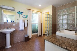 Douche, serviettes fournies, papier de toilette