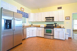 Refrigerador con congelador, microondas, horno y parrilla de estufa 