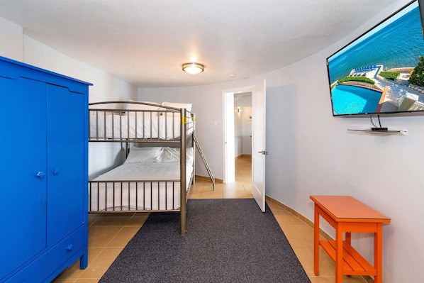 5 habitaciones, tabla de planchar con plancha y wifi gratis