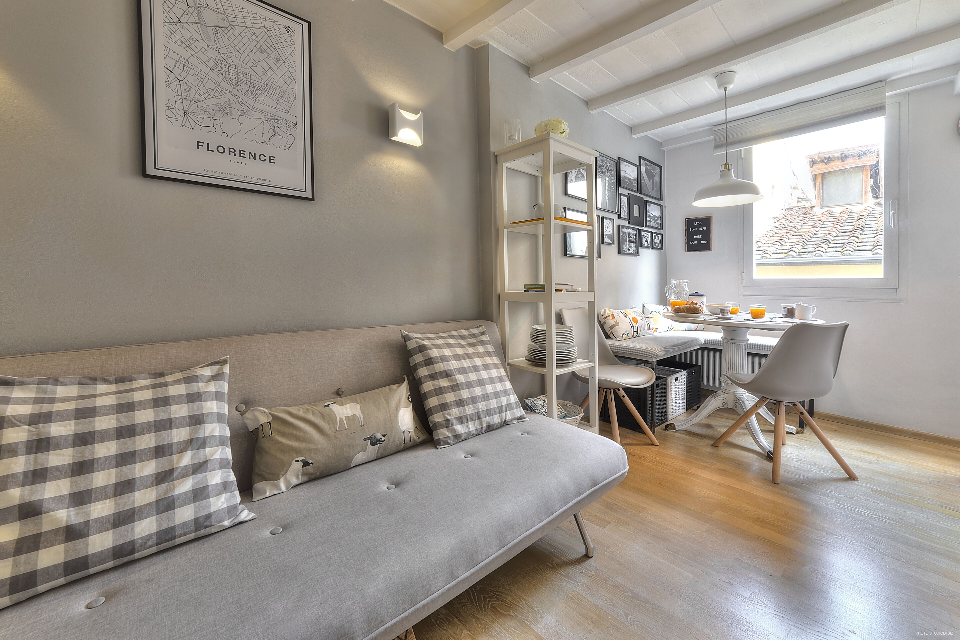 Romantisches Apartment | Wohnbereich | 40-Zoll-Flachbildfernseher mit Satellitenempfang, Fernseher