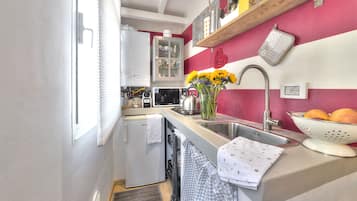 Romantisches Apartment | Eigene Küche | Kühlschrank, Mikrowelle, Herdplatte, Kochgeschirr/Geschirr/Besteck