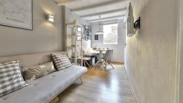 Romantisches Apartment | Wohnbereich | 40-Zoll-Flachbildfernseher mit Satellitenempfang, Fernseher