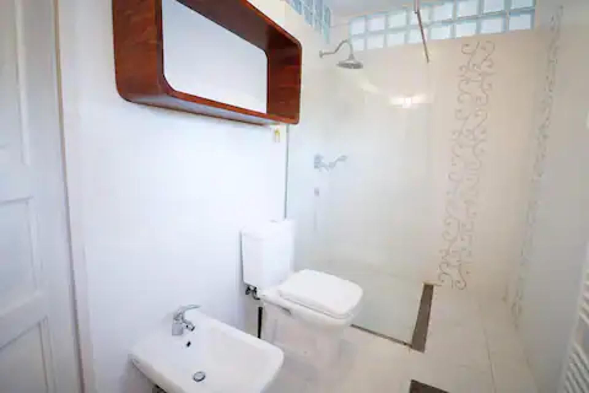 Apartment | Bathroom | Shower, hair dryer, bidet, towels