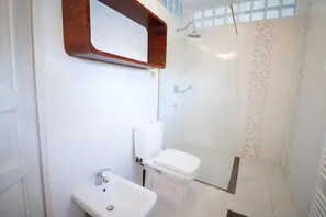 Apartamento | Banheiro | Chuveiro, secador de cabelo, bidê, toalhas de banho
