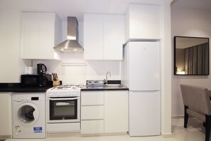 Appartement Standard | Cuisine privée | Réfrigérateur grande capacité avec congélateur, four à micro-ondes