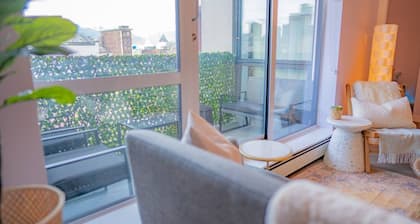 2BD Downtown Vancouver Condo with Free Parking+AC