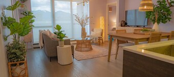 2BD Downtown Vancouver Condo with Free Parking+AC