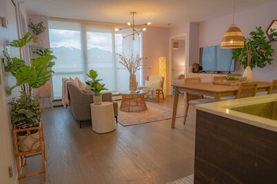 2BD Downtown Vancouver Condo with Free Parking+AC