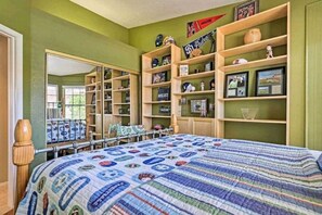 4 Schlafzimmer, Schreibtisch, Bügeleisen/Bügelbrett, Reisekinderbett
