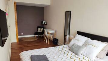 4 bedrooms, desk, iron/ironing board, travel crib