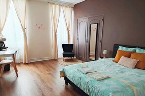 4 bedrooms, desk, iron/ironing board, travel cot