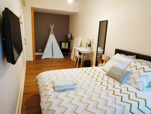 4 chambres, bureau, fer et planche à repasser, lit parapluie