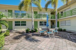 Outdoor dining - Walk to the Beach and Downtown Naples From Our Totally Upgraded Condo (Naples)