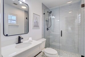 Shower, hair dryer, towels, shampoo - Walk to the Beach and Downtown Naples From Our Totally Upgraded Condo (Naples)
