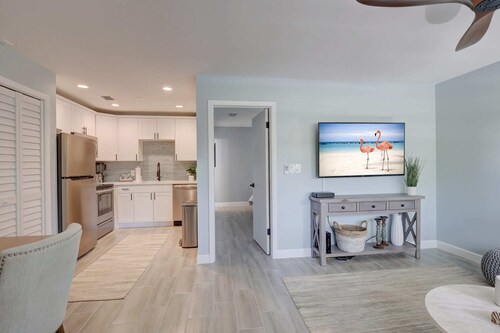 Walk to the Beach and Downtown Naples From Our Totally Upgraded Condo