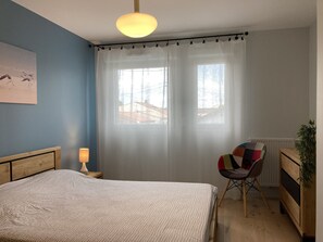 1 chambre, fer et planche à repasser