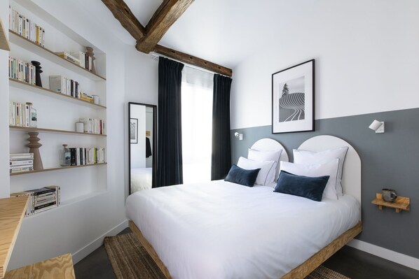 Kahden hengen economy-huone, kylpyhuone makuuhuoneen yhteydessä, kaupunkinäköala | Työpöytä, ilmainen Wi-Fi, vuodevaatteet