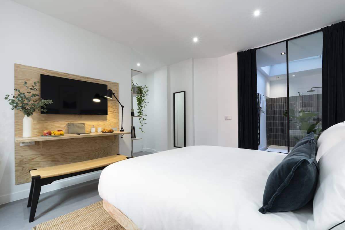 Escritorio, wifi gratis y ropa de cama