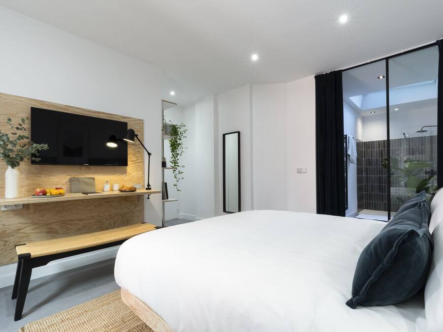 Habitación Premium doble, baño privado, vistas a la ciudad | Escritorio, wifi gratis, ropa de cama