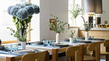 Desayuno continental (EUR 10 por persona)