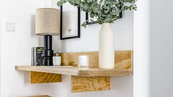 Habitación triple familiar, baño en la habitación, vista a la ciudad | Escritorio, wifi gratis y ropa de cama