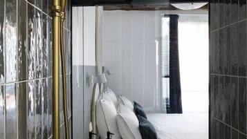 Standard-Doppelzimmer, mit Bad, Stadtblick | Badezimmer | Handtücher