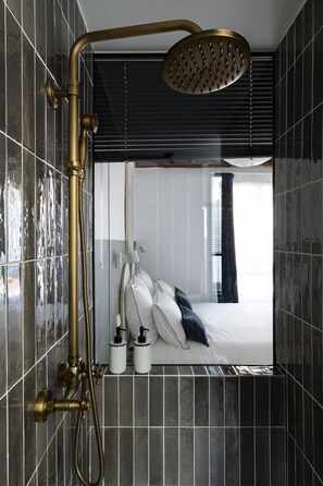 Habitación estándar doble, baño privado, vistas a la ciudad | Baño | Toallas