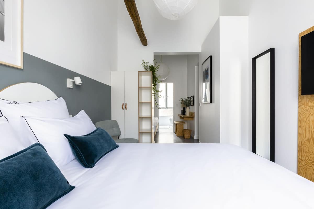 Escritorio, wifi gratis y ropa de cama