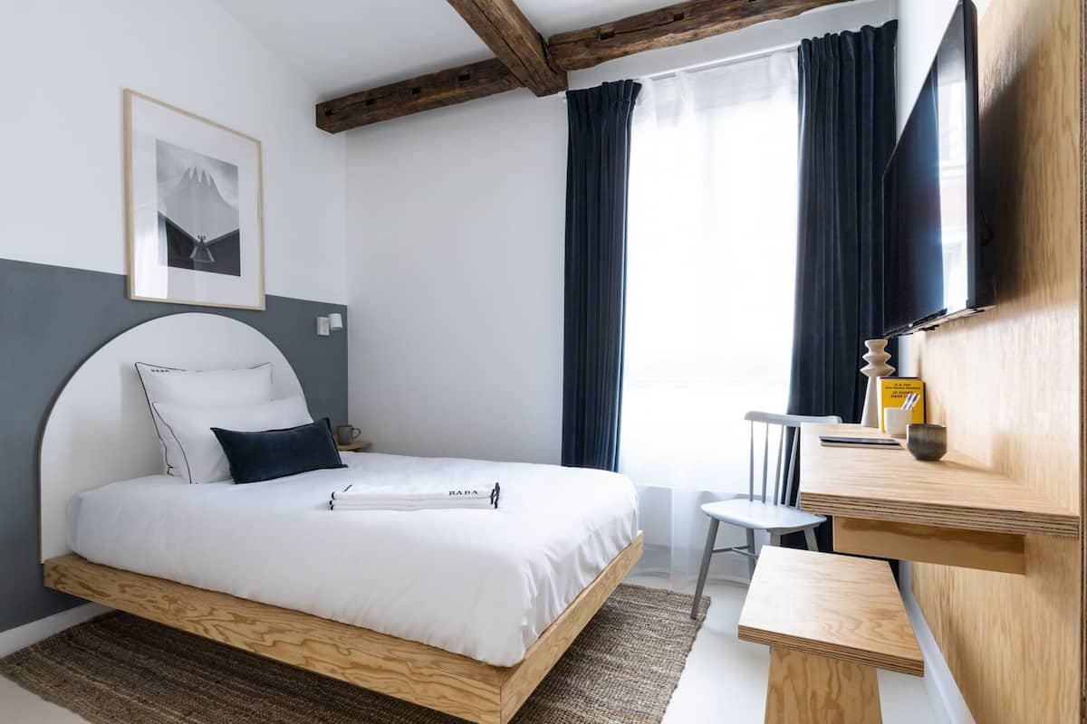 Escritorio, wifi gratis y ropa de cama