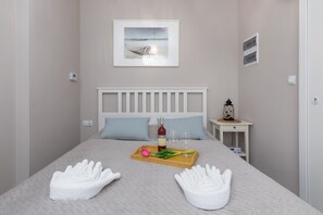 Free cribs/infant beds, bed sheets