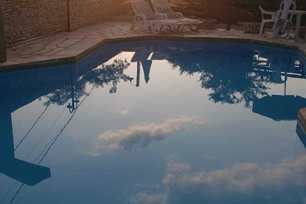 Quarto casal ou duplo básico | Área de estar | TV de tela plana