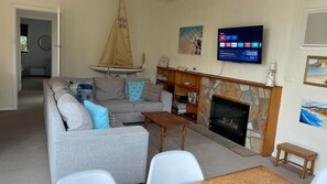 TV connectée, cheminée, lecteur de DVD