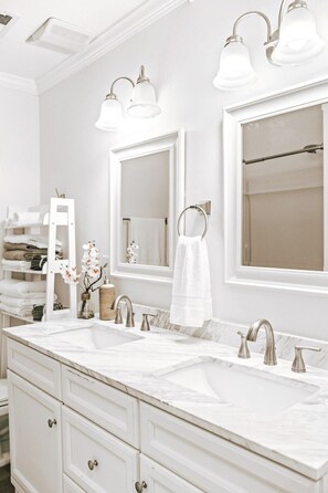 Kostenlose Toilettenartikel, Haartrockner, Handtücher