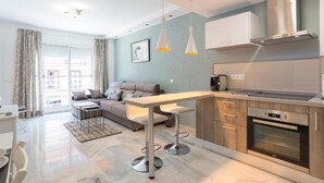 Un apartamento moderno con cocina, comedor y sala de estar.