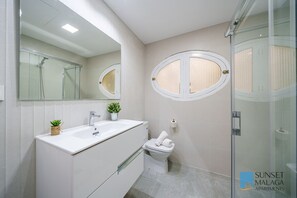 Sèche-cheveux, serviettes fournies